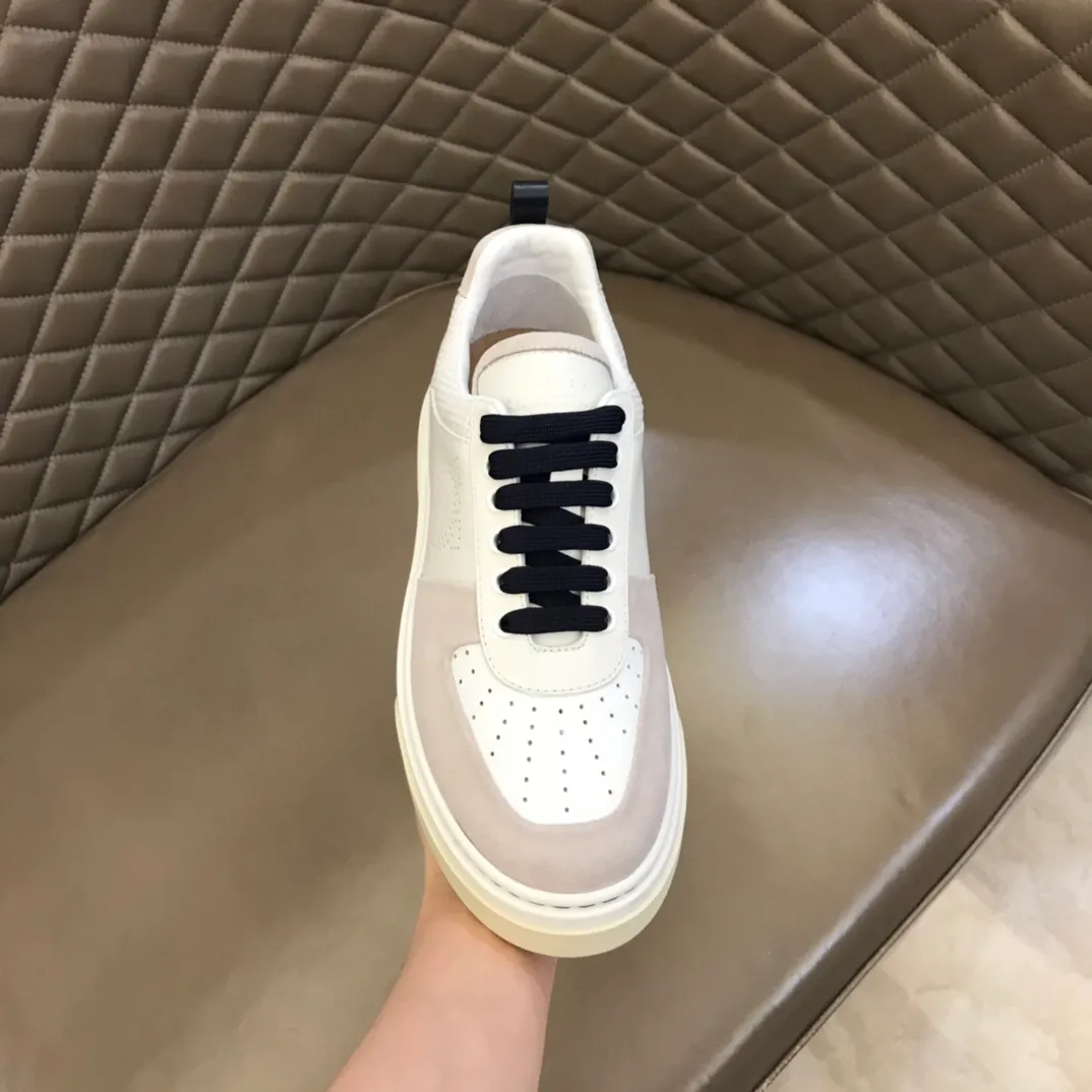 p420 "Salvatore Ferraga**" men's low-cut fashion sneakers. This casual shoe has a novel structure and is made of soft calfskin. The contrasting color elements on the upper highlight the bold and avant-garde atmosphere. The first-layer cowhide lining is high-end and comfortable. Energetic and fresh, these shoes can be worn with casual looks or add a touch of street style to elegant trousers.  Size: 38-44